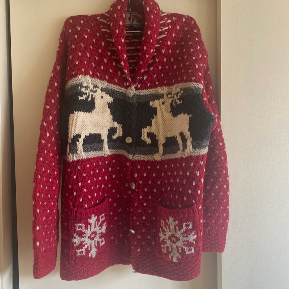 beautiful hand knit sweater with deer runs like a med even if it’s a small cozy